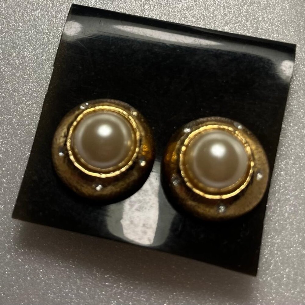 Ann Taylor pearl and gold tone clip on earring